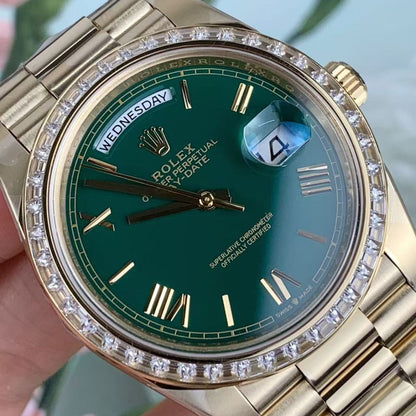 [Super Clone] Regency Weekday 40 mm Weekday Brilliant diamond set Bezel Green Dial 228348RBR Swiss movement 1092