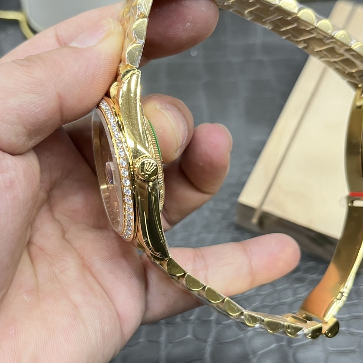[Super Clone] Regency Weekday 40 mm Weekday Brilliant diamond set Bezel Champagne colour set with diamonds Dial 228348RBR 9136