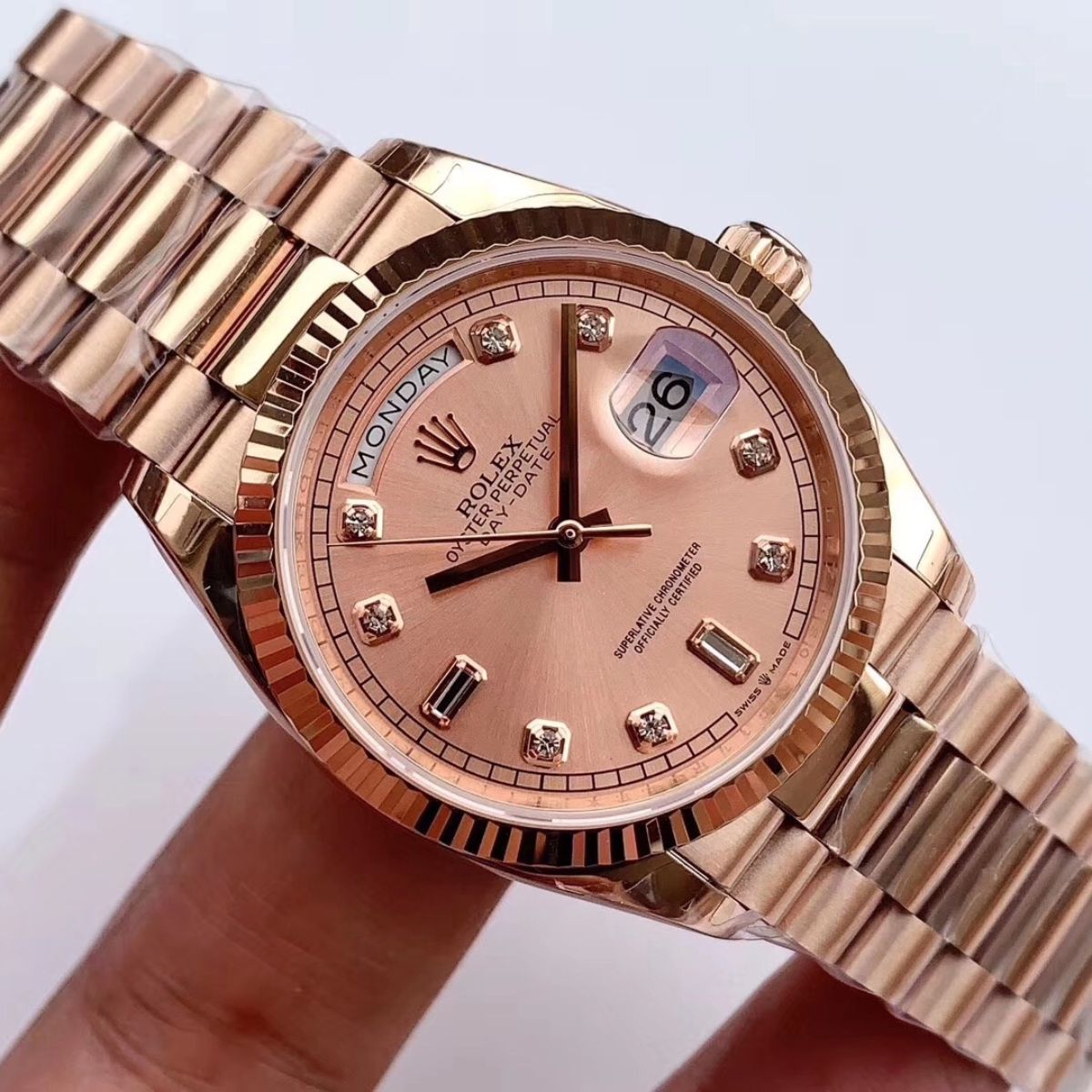 [Super Clone] Regency Weekday 36 mm Weekday Fluted Bezel Rose colour set with diamonds Dial 128235 3443