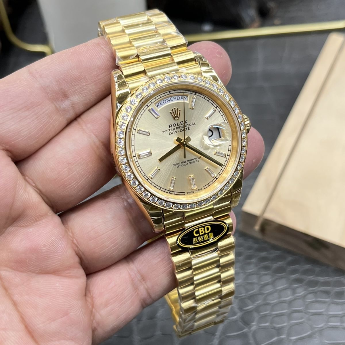 Regency Weekday 40 mm Weekday Brilliant diamond set Bezel Champagne colour set with diamonds Dial 228348RBR 1231