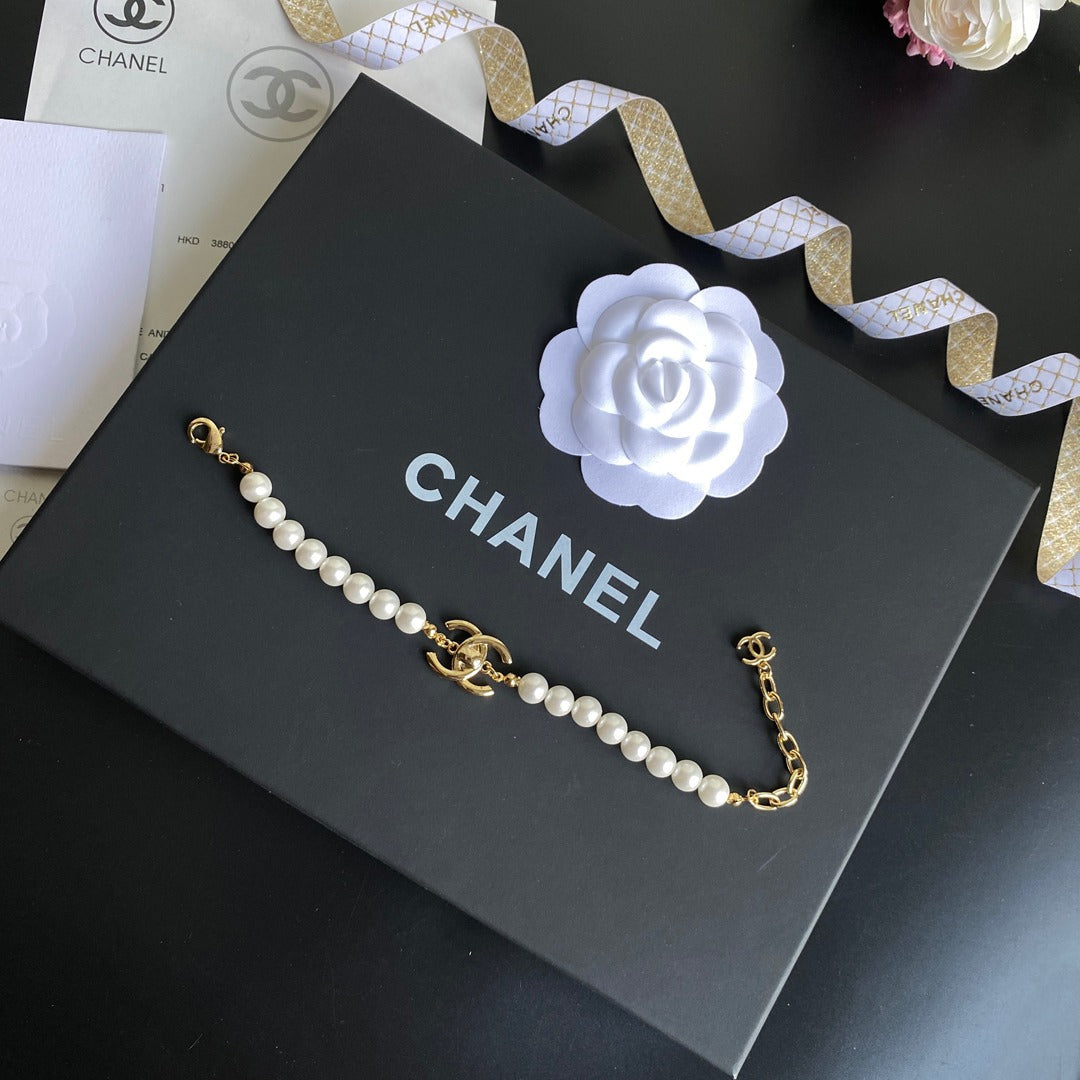 Interlocking Circle Pearl Bracelet