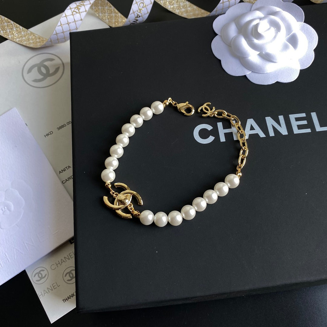 Interlocking Circle Pearl Bracelet