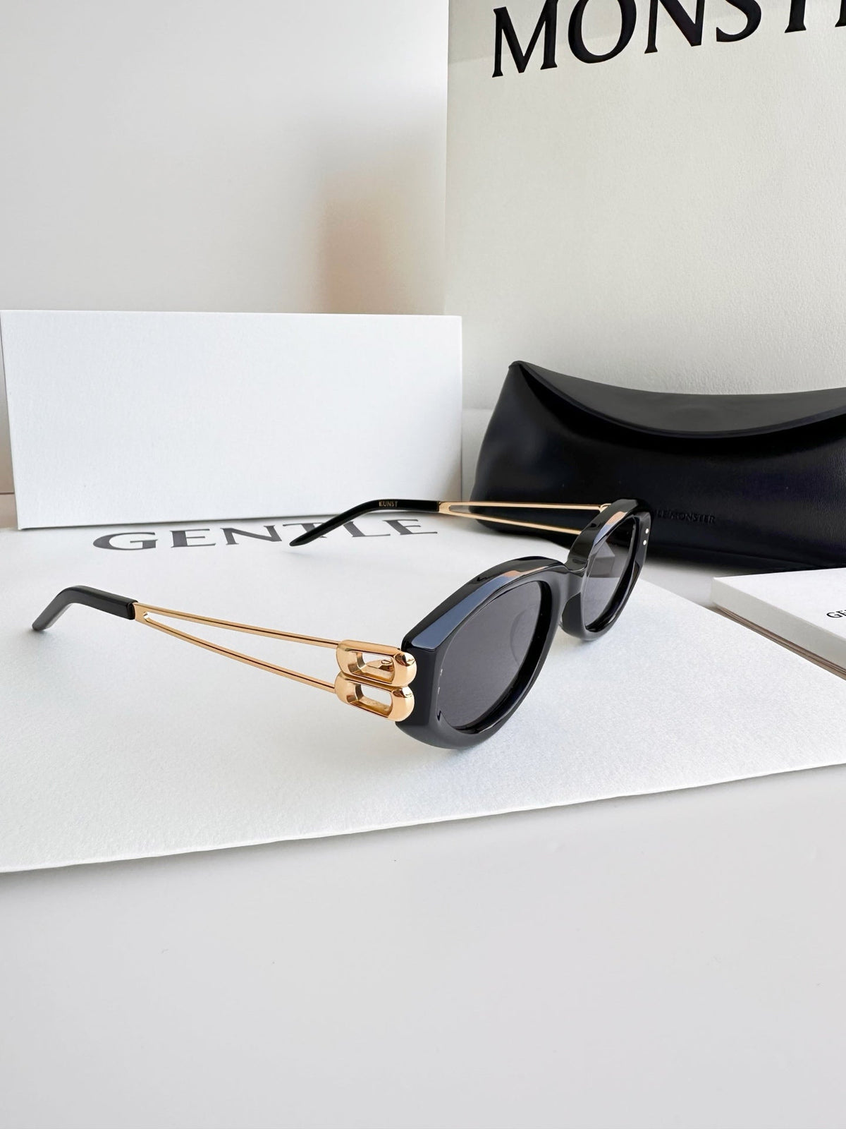 2025 Cat-eye sunglasses with high-definition nylon lenses and metal temples